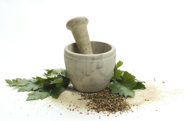 What are the best UK-designed spice grinders for achieving fine powders?