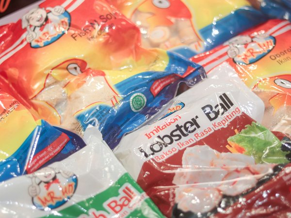 How to select a vacuum sealer that is effective for both dry and moist foods?