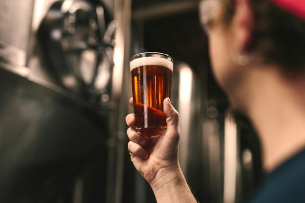 What are the specific advantages of using nitrogen-infused systems for craft beers in bars?